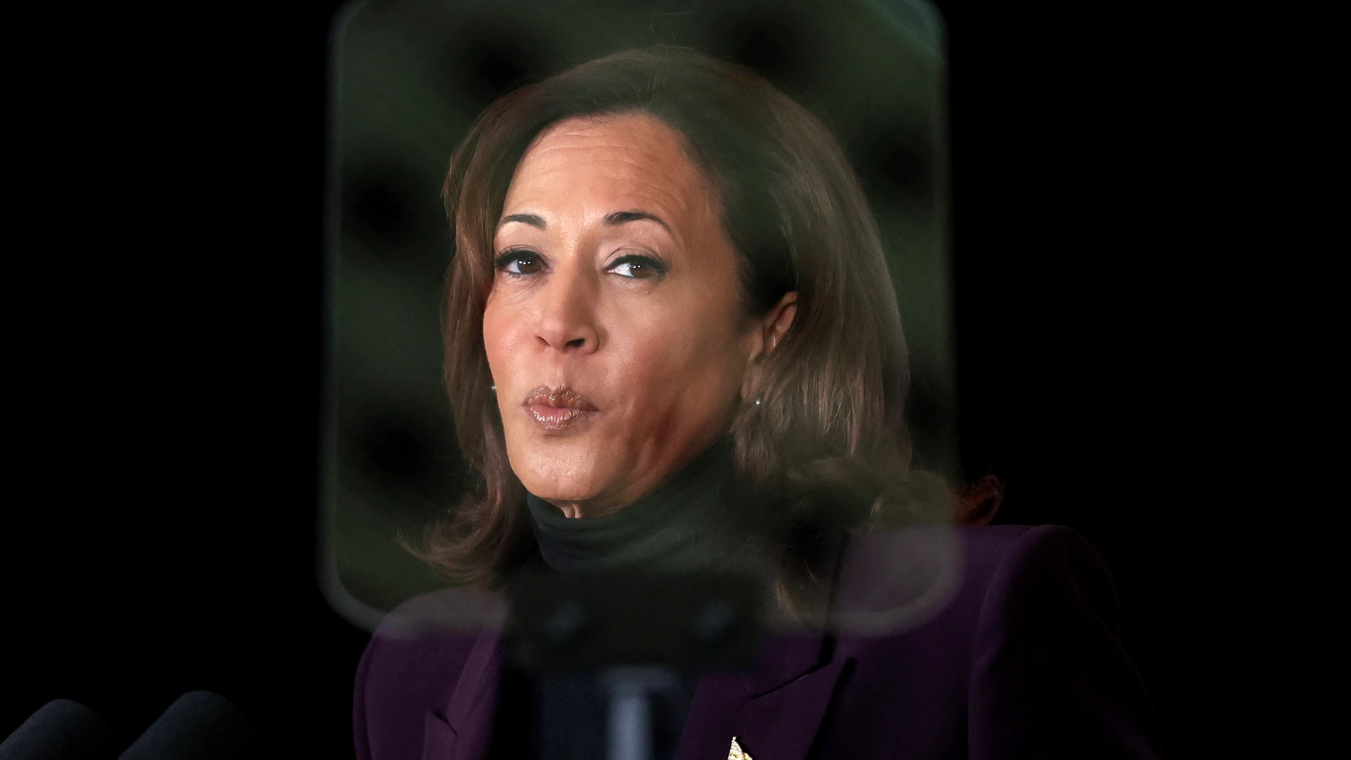 London (United Kingdom), 01/11/2023.- (FILE) - US Vice President Kamala Harris uses a teleprompter as she delivers a speech on artificial intelligence (AI) at the US Embassy in London, Britain, 01 November 2023 (reissued 21 July 2024). Joe Biden on 21 July announced on his X (formerly Twitter) account that he would not seek re-election in November 2024, and endorsed Harris to be the Democrats'Äô new nominee. (Elecciones, Reino Unido, Londres) EFE/EPA/NEIL HALL