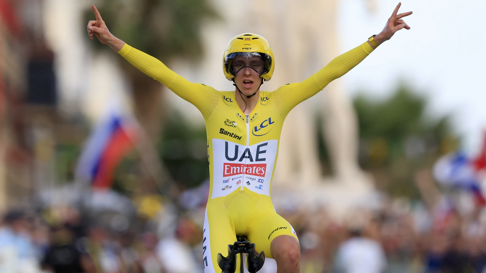 Nice (France), 21/07/2024.- Yellow jersey Slovenian rider Tadej Pogacar of UAE Team Emirates celebrates as he crosses the finish line and winning the 21th stage of the 2024 Tour de France cycling race over 33km Individual time-trial (ITT) from Monaco to Nice, 21 July 2024. (Ciclismo, Francia, Eslovenia, Niza) EFE/EPA/GUILLAUME HORCAJUELO
