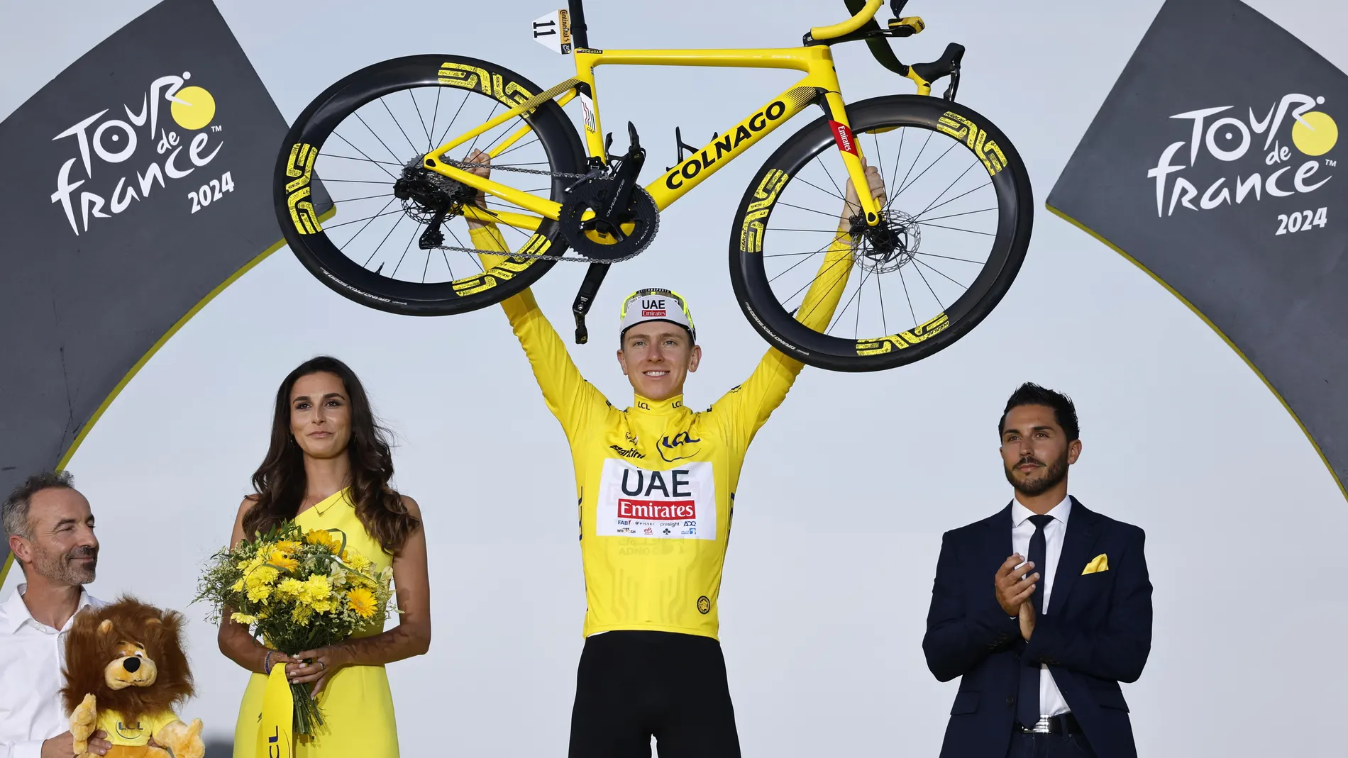 Nice (France), 21/07/2024.- Yellow Jersey and Tour de France overall winner Slovenian rider Tadej Pogacar of UAE Team Emirates celebrates on the podium after winning the 21st and final stage of the 2024 Tour de France cycling race over 33km Individual time-trial (ITT) from Monaco to Nice, 21 July 2024. (Ciclismo, Francia, Eslovenia, Niza) EFE/EPA/SEBASTIEN NOGIER