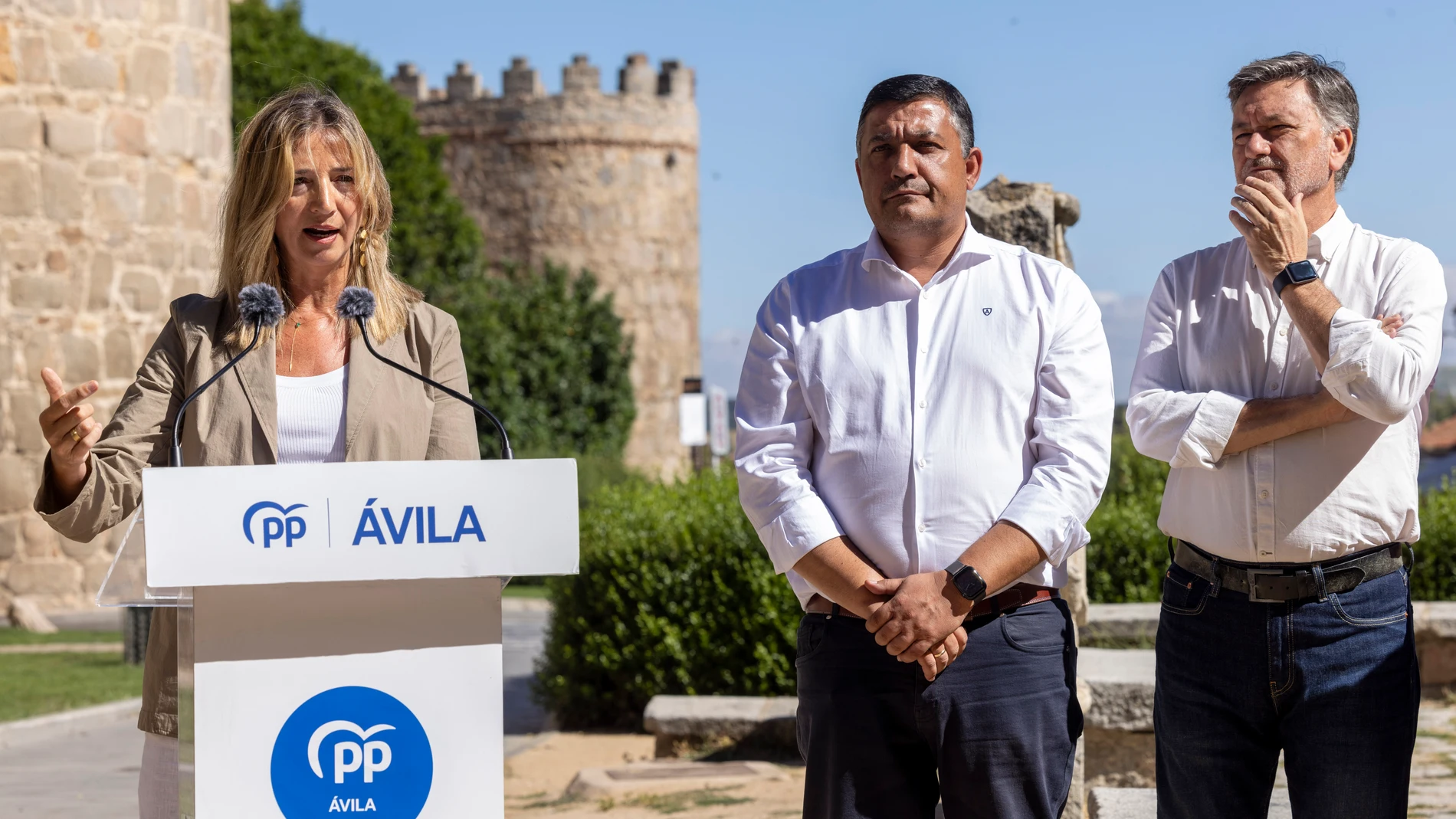 Alicia García junto a Carlos García y Francisco Vázquez