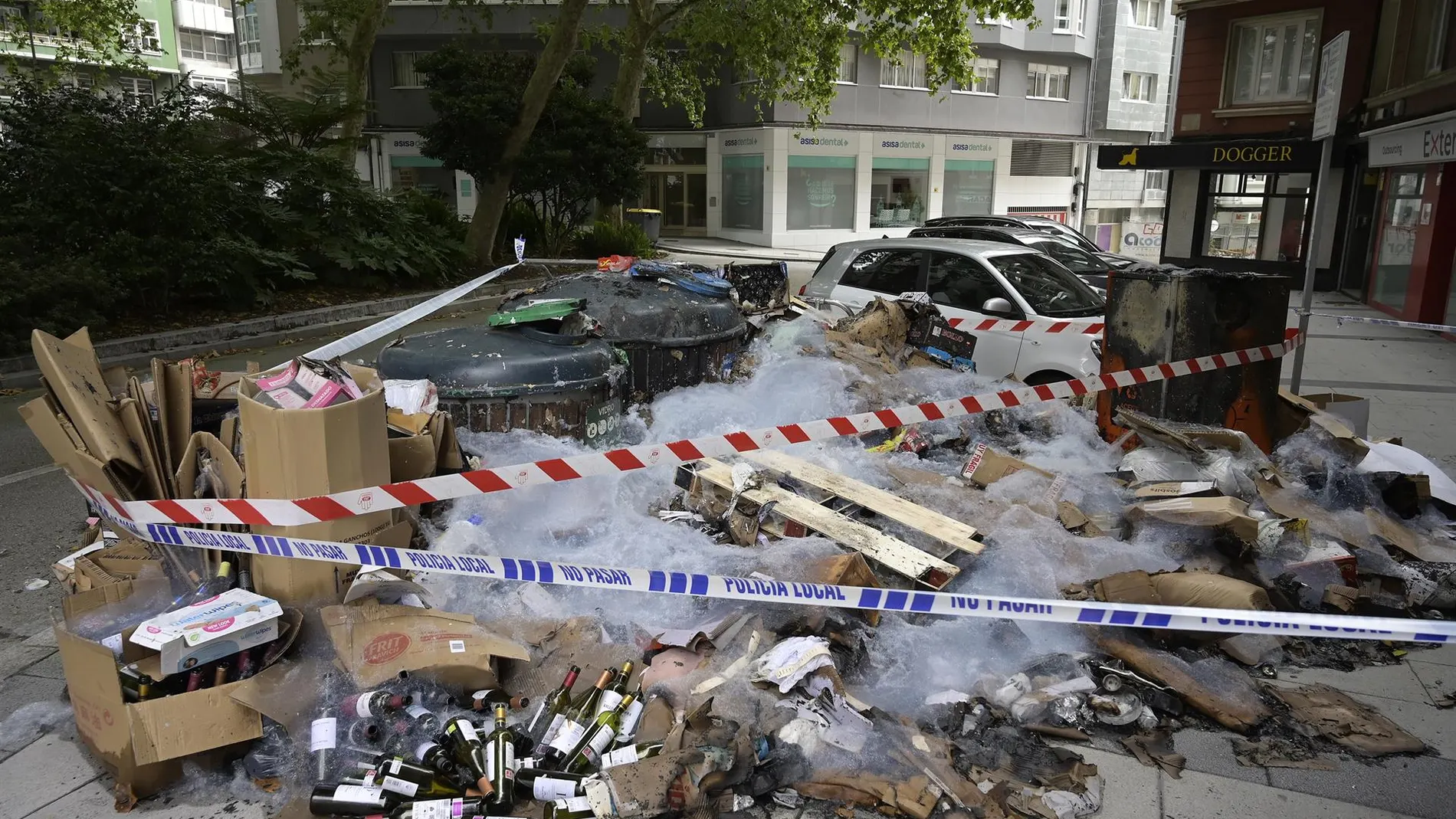 Contenedores calcinados en la ciudad herculina.
