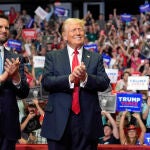 El candidato republicano a la vicepresidencia, J.D. Vance, junto a Donald Trump en un mitin en Grand Rapids, Michigan