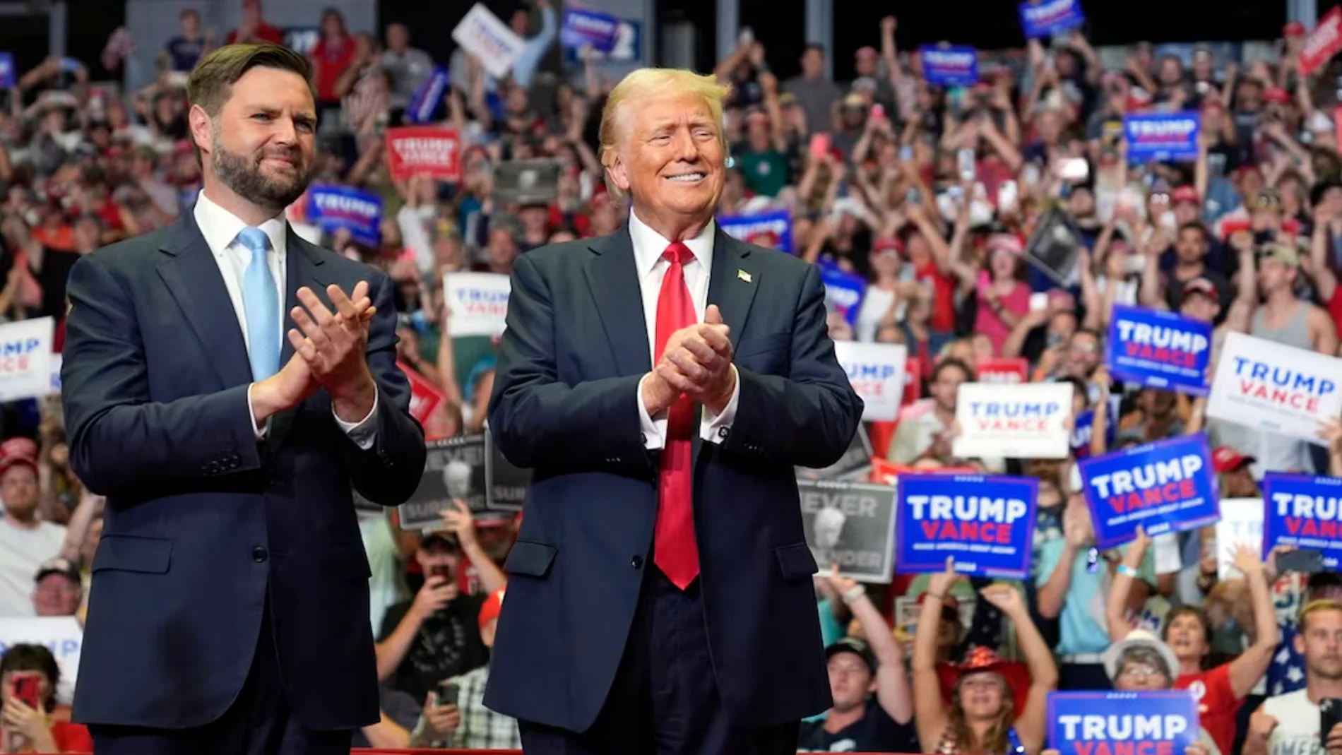El candidato republicano a la vicepresidencia, J.D. Vance, junto a Donald Trump en un mitin en Grand Rapids, Michigan