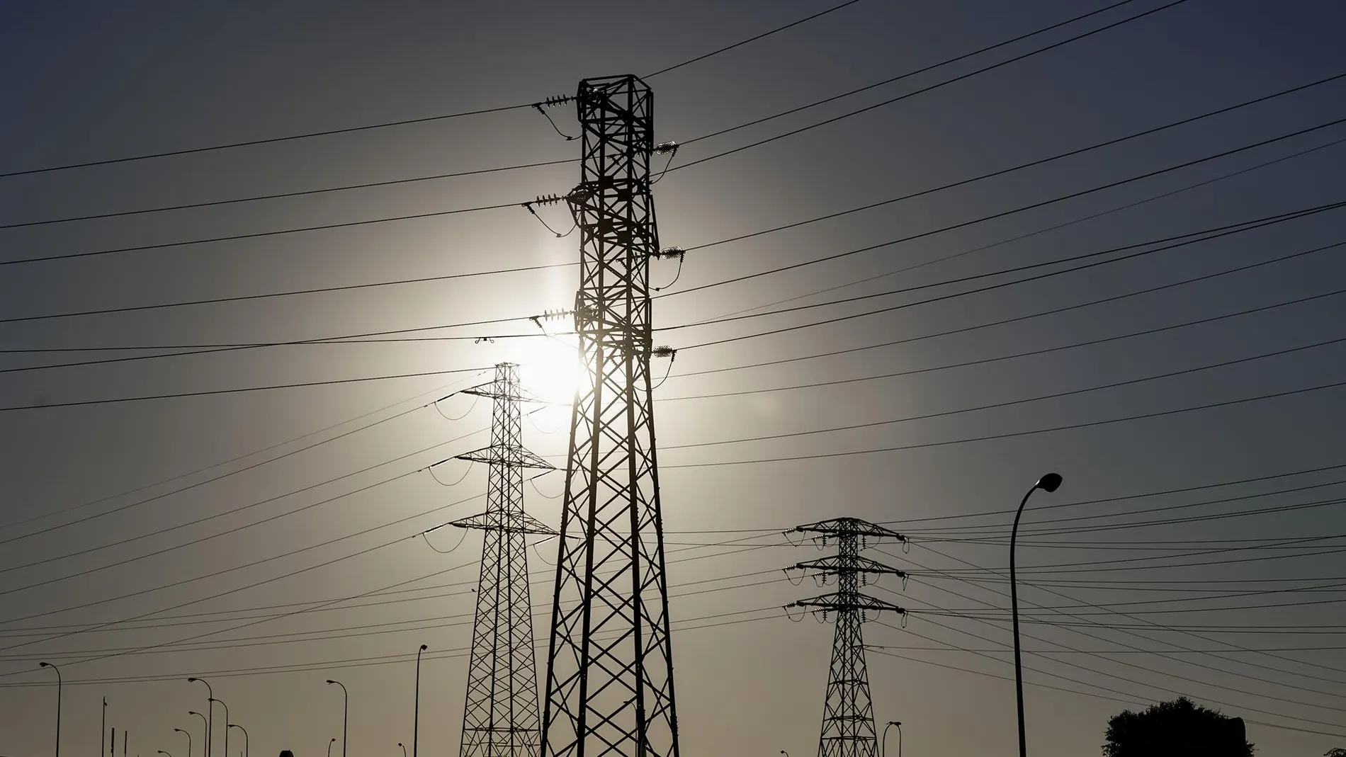 Economía/Energía.- El precio de la luz prosigue a la baja y cae un 40% este domingo, hasta los 30,4 euros/MWh