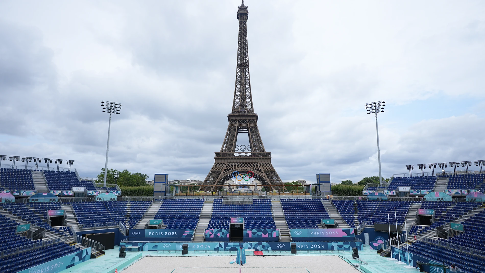 21 July 2024, France, Paris: A view of the Eiffel Tower Stadium, where the Olympic beach volleyball events will be held, ahead of Paris 2024 Olympic Games. Photo: Michael Kappeler/dpa 21/07/2024 ONLY FOR USE IN SPAIN