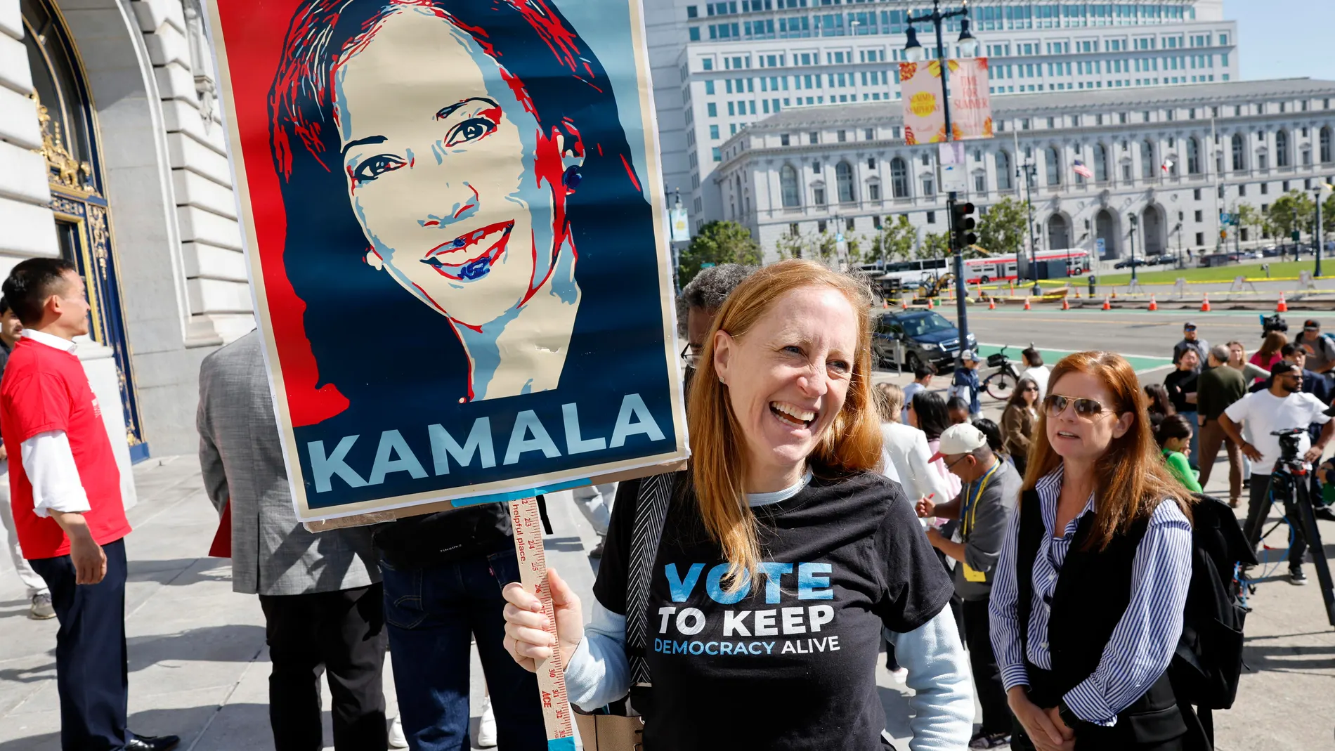 San Francisco (United States), 22/07/2024.- A member of the San Francisco Democratic Committe holds up an image of the Vice-President Kamala Harris in support for her nomination for president during a rally in support of Kamala Harris for President in front of San Francisco City Hall, in San Francisco, California, USA, 22 July 2024. Chiu started 'Asians For Kamala' when Harris started in politics in San Francisco. US President Joe Biden announced on 21 July he would not seek re-election and e...
