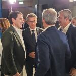 Fernández Mañueco conversa, entre otros, con Alberto Núñez Feijóo, tras la reunión