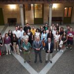 El presidente de la Diputación de Segovia, Miguel Ángel de Vicente, junto a los becados