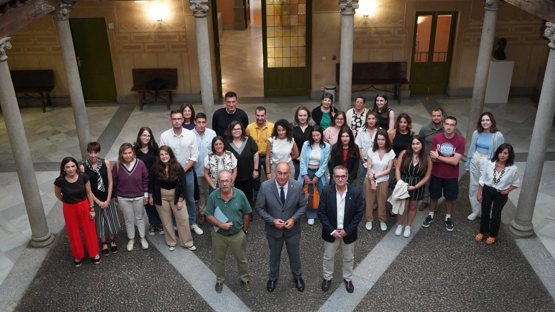 El presidente de la Diputación de Segovia, Miguel Ángel de Vicente, junto a los becados