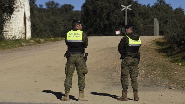 Dos militares en Cerro Muriano (Córdoba)