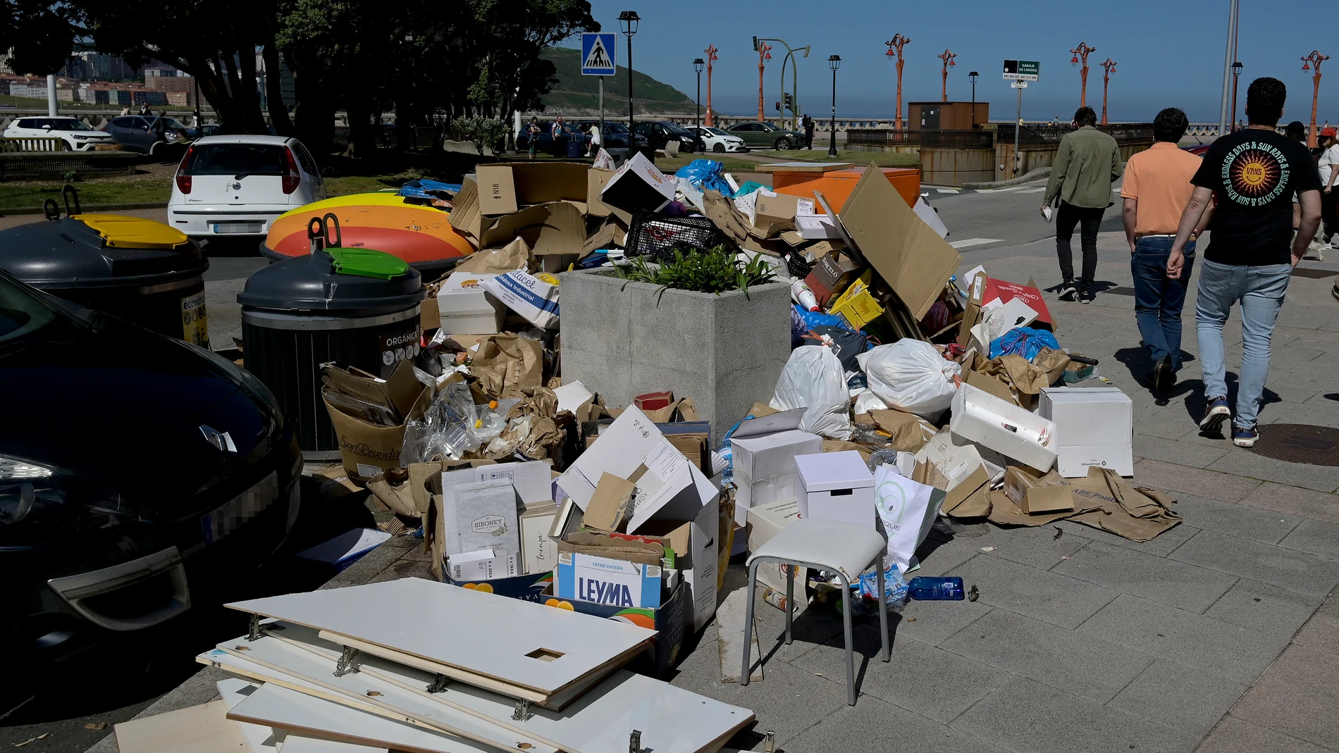 A CORUÑA, 22/07/2024.- Basura acumulada si recoger en el barrio de Monte Alto. La alcaldesa de A Coruña, Inés Rey, durante la rueda de prensa en la que ha anunciado la entrada de la ciudad en la situación de emergencia sanitaria, lo que permite contratar a partir del miércoles a una nueva empresa para la recogida de la basura que se acumula en las calles tras un mes de huelga del actual servicio, este lunes. EFE/ Moncho Fuentes
