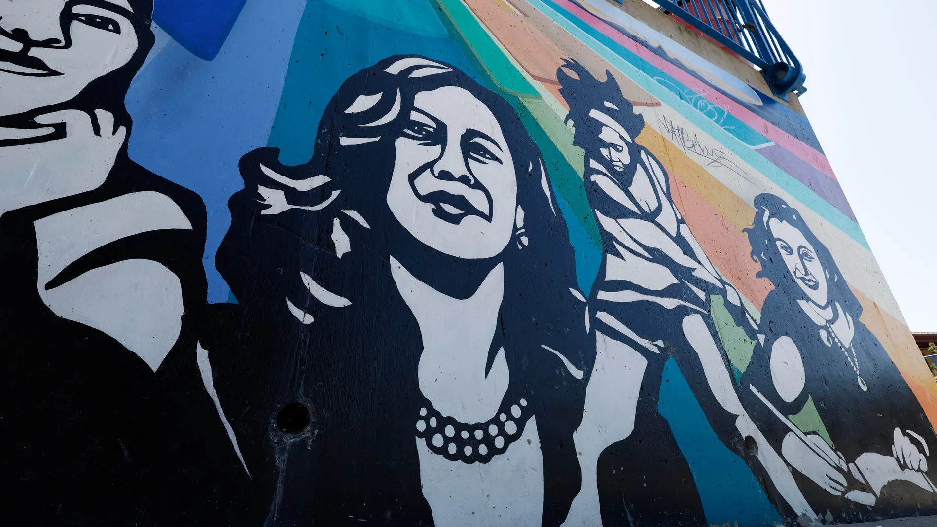 Berkeley (United States), 22/07/2024.- A mural shows Vice-President Kamala Harris on a wall at Thousand Oaks Elementary School where she attended as a child in Berkeley, California, USA, 22 July 2024. Chiu started 'Asians For Kamala' when Harris started in politics in San Francisco. US President Joe Biden announced on 21 July he would not seek re-election and endorsed Vice President Harris to be the Democratic Party's new nominee for the US elections in November 2024. (Elecciones) EFE/EPA/JOH...