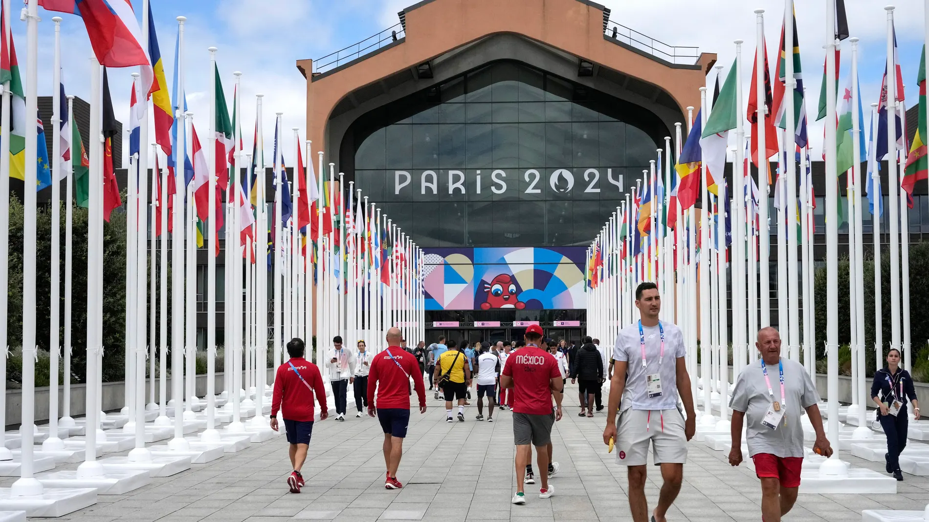 Paris (France), 22/07/2024.- People walk in front of the Olympic village canteen for the Paris 2024 Olympic Games, in Paris, France, 22 July 2024. (Francia) EFE/EPA/MICHEL EULER / POOL MAXPPP OUT