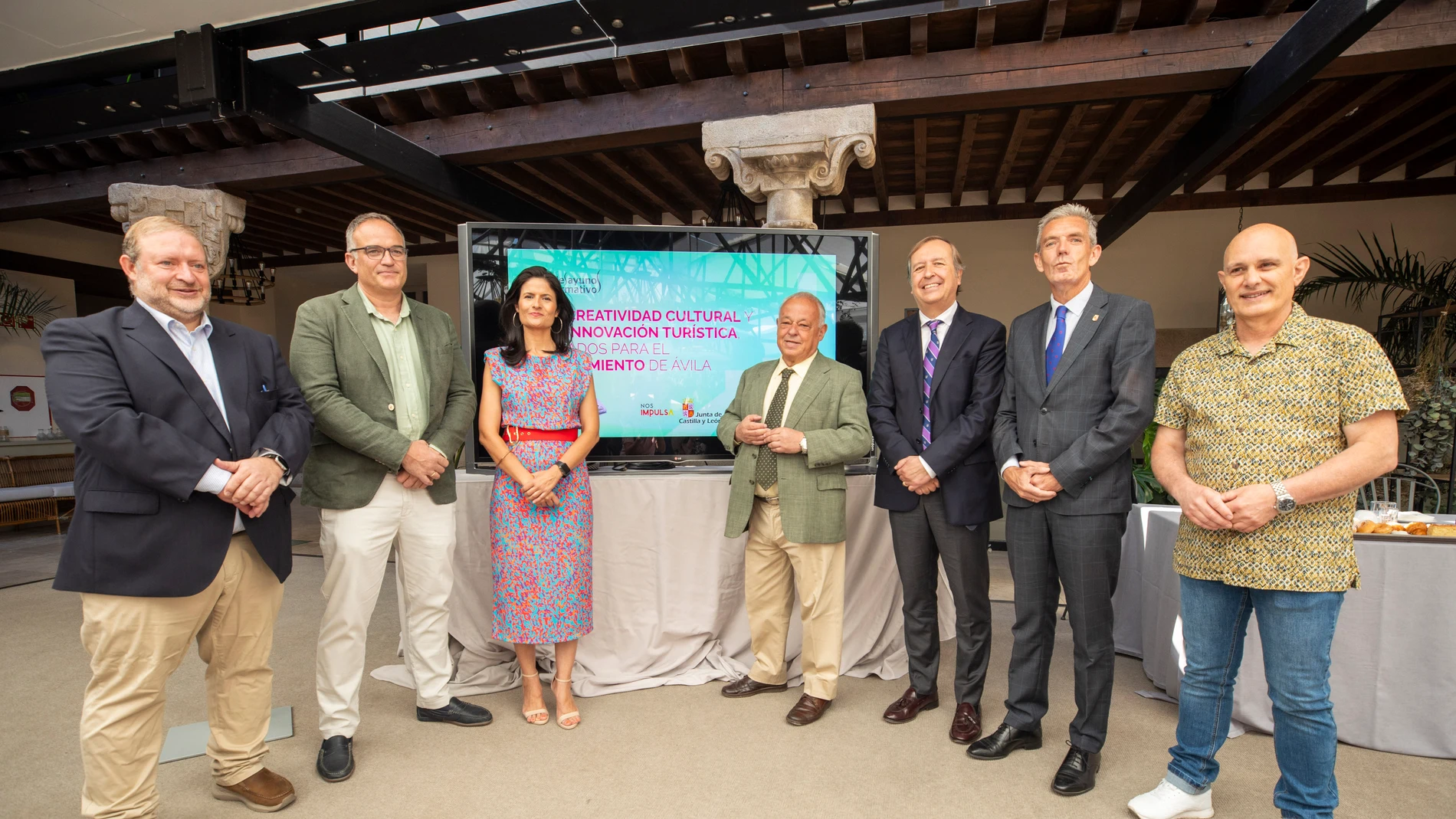 El consejero de Cultura, Turismo y Deporte, Gonzalo Santonja, participa en el desayuno informativo 'La creatividad cultural y la innovación turística, aliados para el crecimiento de Ávila', organizado por Diario de Ávila