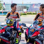 Joan Mir y Luca Marini, pilotos del Repsol Honda Team de MotoGP, en un rodaje en Madrid por el circuito de F-1 en IFEMA