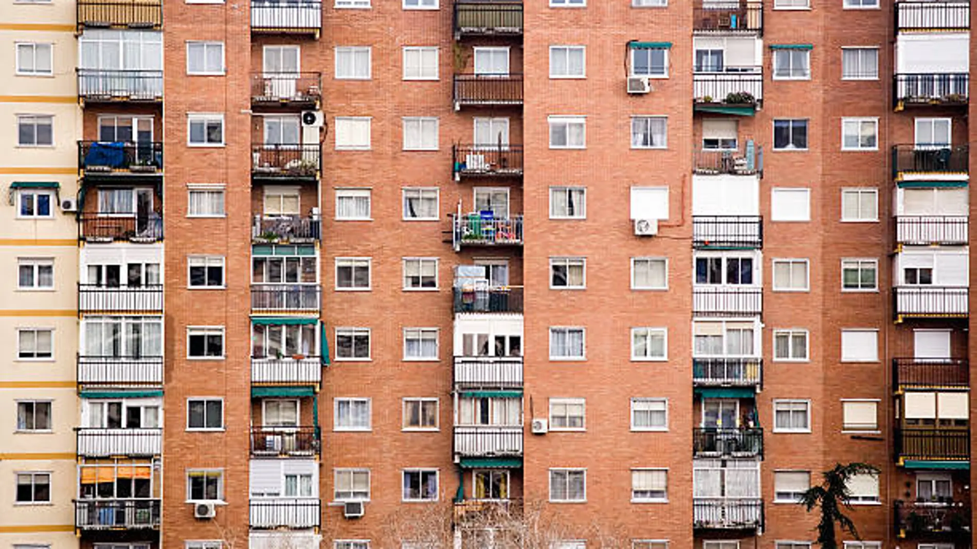 Fachada de un edificio de pisos en España