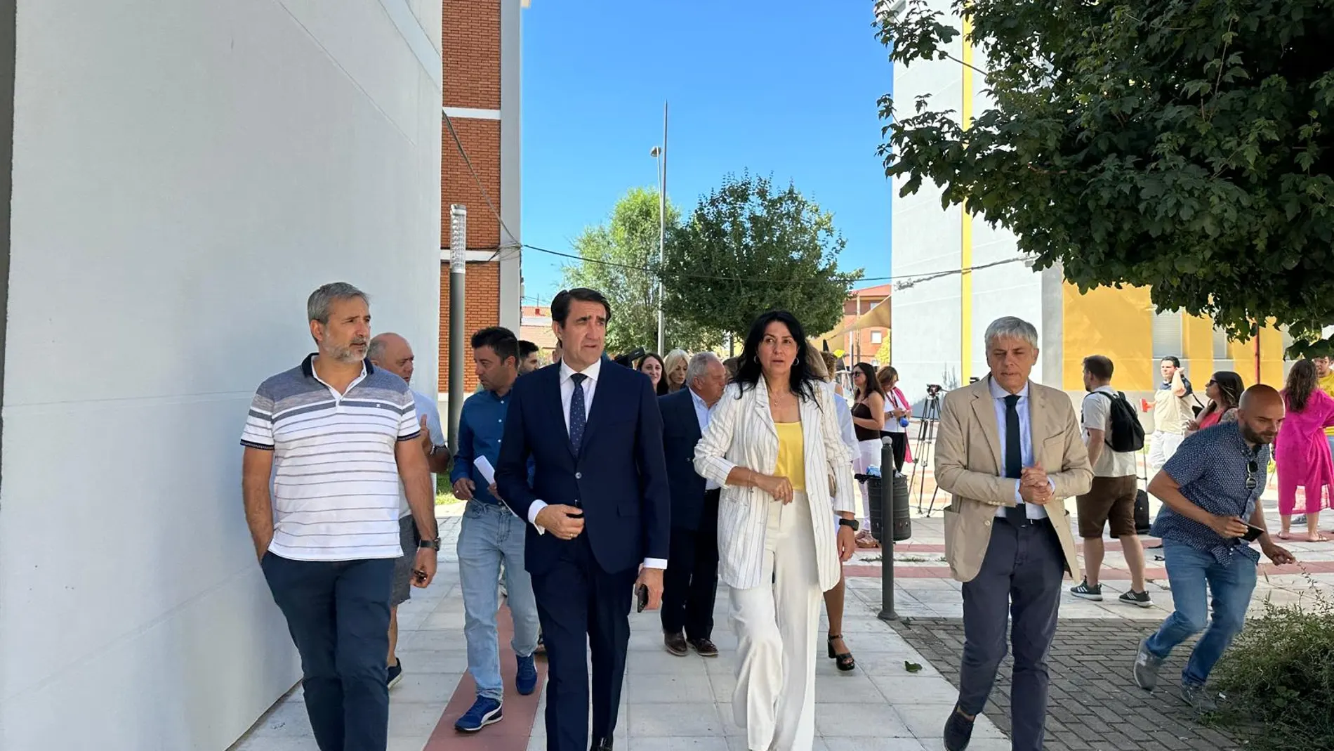 El consejero Juan Carlos Suárez-Quiñones visita la rehabilitación de "La Pinilla" en San Andrés del Rabanedo