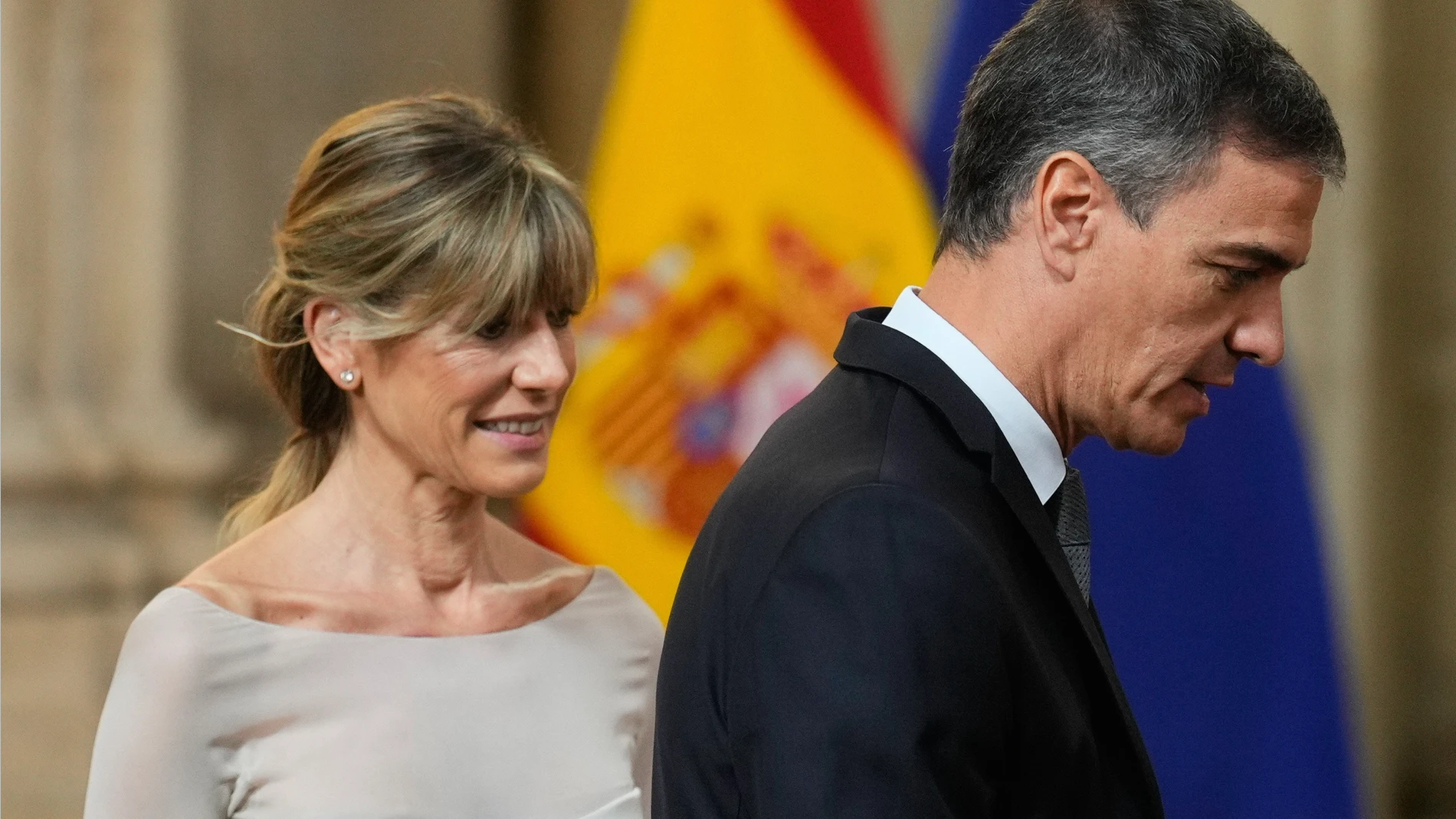 MADRID, 22/07/2024.- Fotografía de archivo (19/06/2024), del presidente del Gobierno, Pedro Sánchez (d), junto a su mujer Begoña Gómez (i) a su llegada a la ceremonia de entrega de las condecoraciones al mérito civil en el Palacio Real en Madrid. El juez que investiga a Begoña Gómez por presunto tráfico de influencias ha citado a declarar como testigo al presidente del Gobierno, Pedro Sánchez, el próximo 30 de julio desde la Moncloa, adonde se trasladará el magistrado para practicar el interr...