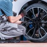 Mecánico cambia la llanta de un coche