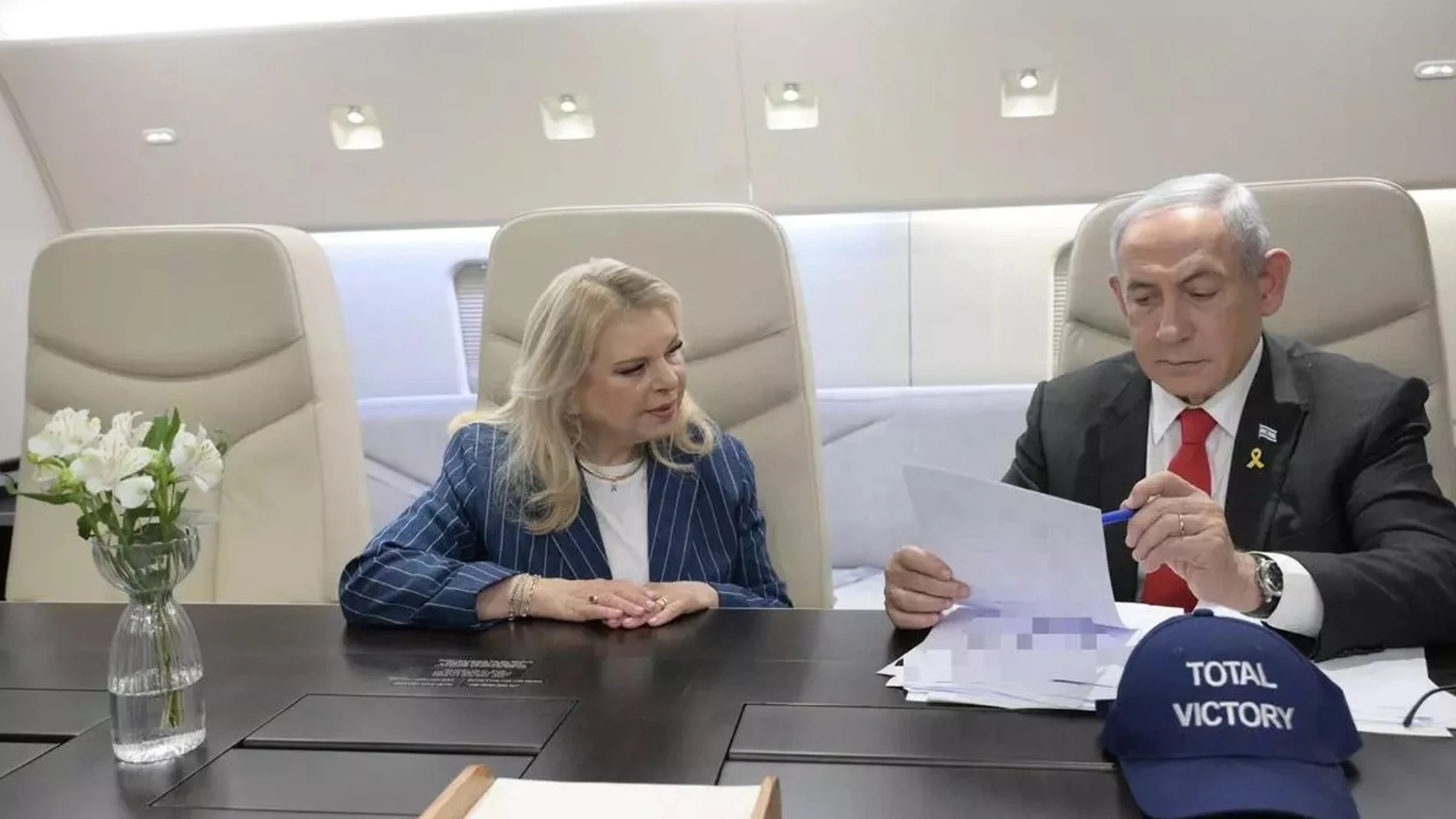 El primer ministro israelí, Benjamin Netanyahu, y su esposa, Sara, en el avión de camino a Washington