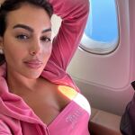 Georgina Rodríguez con chándal rosa. 
