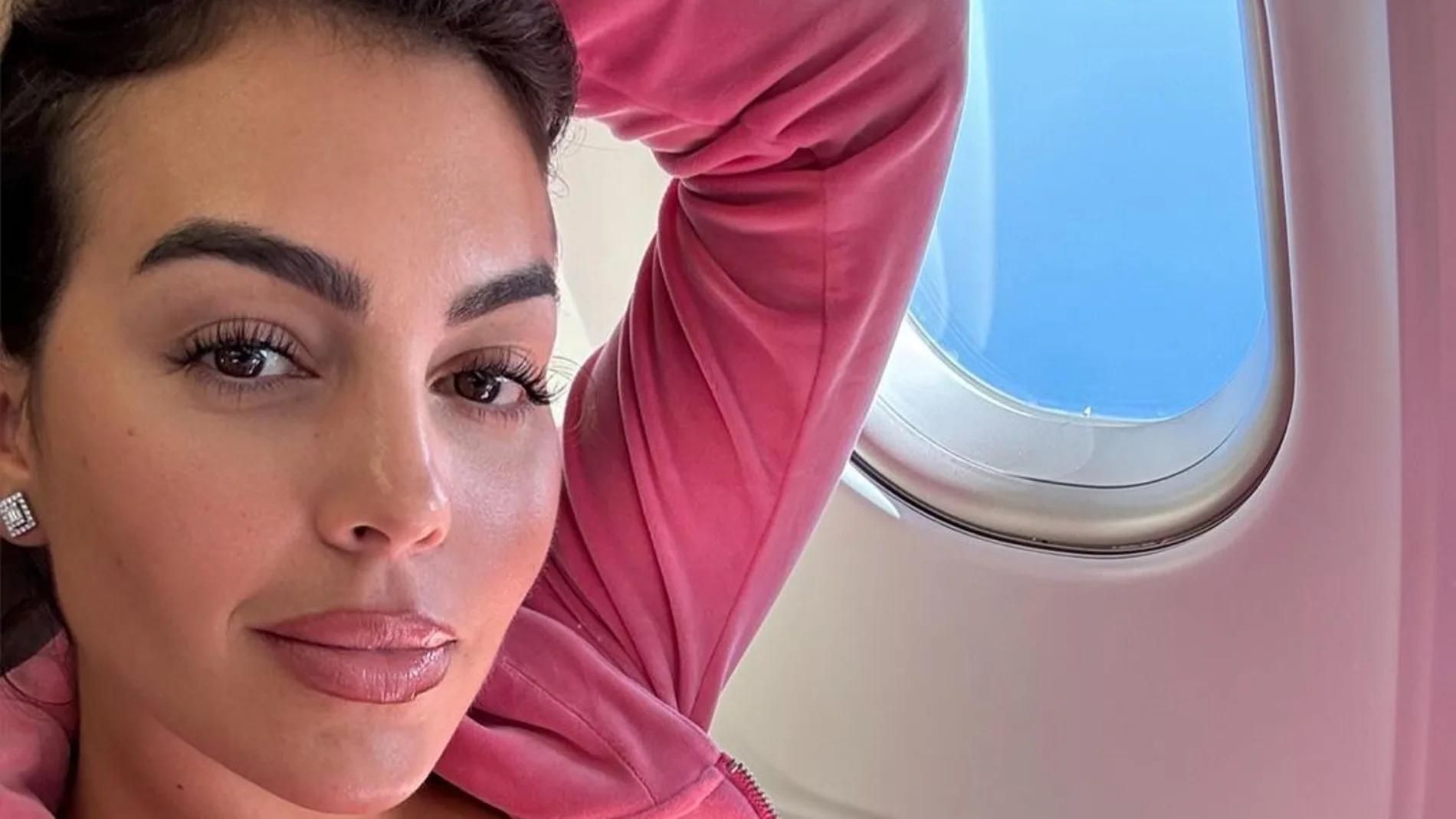 Georgina Rodríguez con chándal rosa.