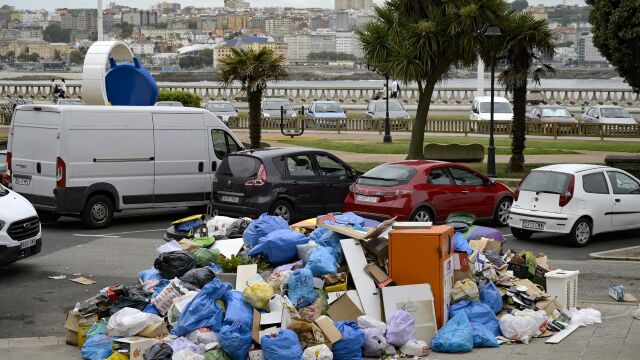 Basura sin recoger en A Coruña.
