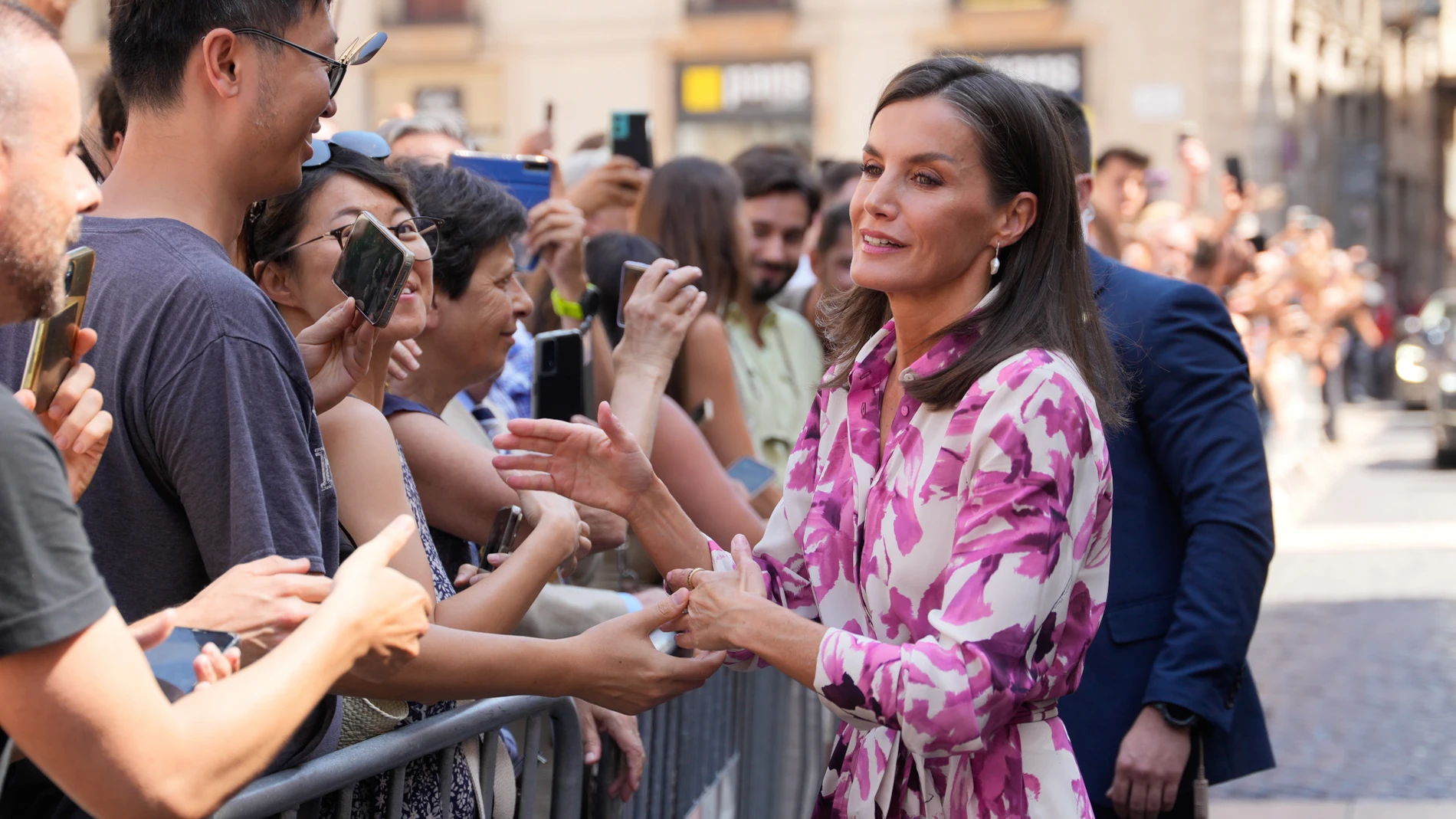 La Reina Letizia en Barcelona con vestido de Carolina Herrera.