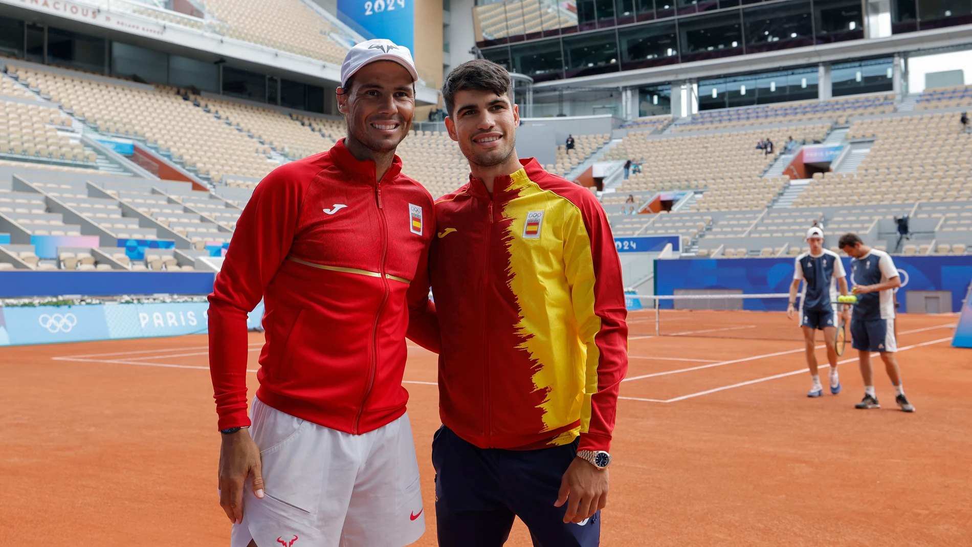 -FOTODELDÍA- PARÍS, 23/07/2024.- Los tenistas españoles Rafa Nadal y Carlos Alcaraz (d) posan tras un entrenamiento este martes en la Villa Olímpica de París (Francia), para preparar su debut en los Juegos Olímpicos. La llegada de Rafael Nadal y Carlos Alcaraz ha levantado pasiones en la Villa Olímpica que poco a poco y paulatinamente es poblada por deportistas de todo el mundo que en los próximos días entrarán en acción en los Juegos del 2024. EFE/ Lavandeira