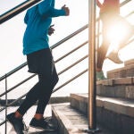 Dos jóvenes suben unas escaleras