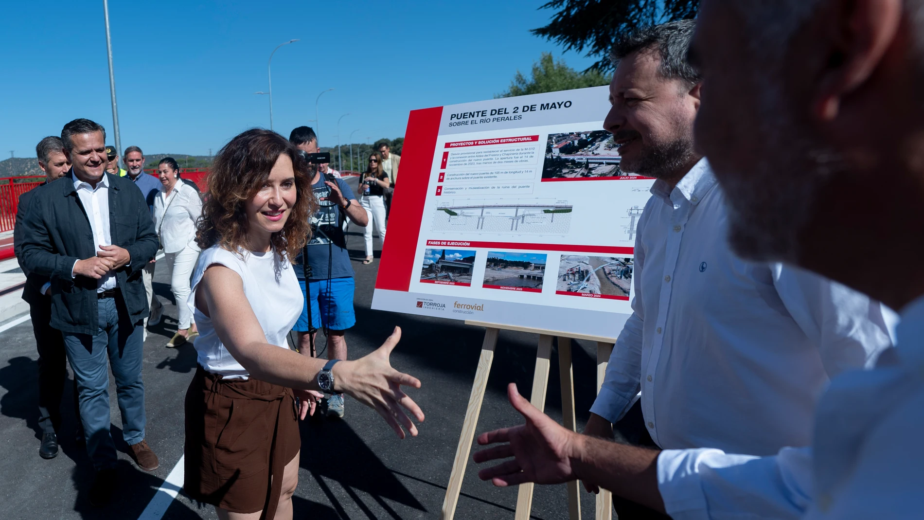 La presidenta de la Comunidad de Madrid, Isabel Díaz Ayuso, durante la inauguración de los puentes reconstruidos tras la DANA, a 23 de julio de 2024, en Aldea del Fresno, Madrid (España). Los tres puentes han sido reconstruidos tras resultar afectados por la DANA del pasado mes de septiembre. El primer puente que visita está ubicado sobre el río Perales, el segundo, sobre el río Alberche, y el último, el puente del Arroyo Grande. 23 JULIO 2024 Alberto Ortega / Europa Press 23/07/2024