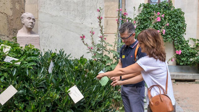 Una pareja deja una felicitación en la Casa de Machado en Segovia