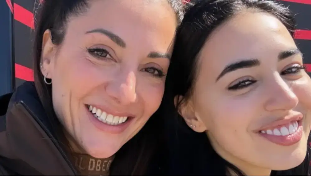 Nagore Robles y Carla Flila