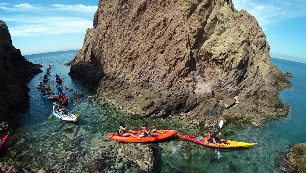 Varias personas montando en Kayak en el Cabo de Gata, en Almería.
