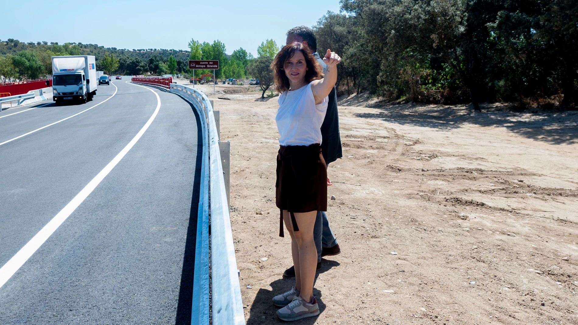 La presidenta de la Comunidad de Madrid, Isabel Díaz Ayuso y el alcalde de Aldea del Fresno, Alberto Plaza, durante la inauguración de los puentes reconstruidos tras la DANA, a 23 de julio de 2024, en Aldea del Fresno, Madrid (España). Los tres puentes han sido reconstruidos tras resultar afectados por la DANA del pasado mes de septiembre. El primer puente que visita está ubicado sobre el río Perales, el segundo, sobre el río Alberche, y el último, el puente del Arroyo Grande. 23 JULIO 2024 ...