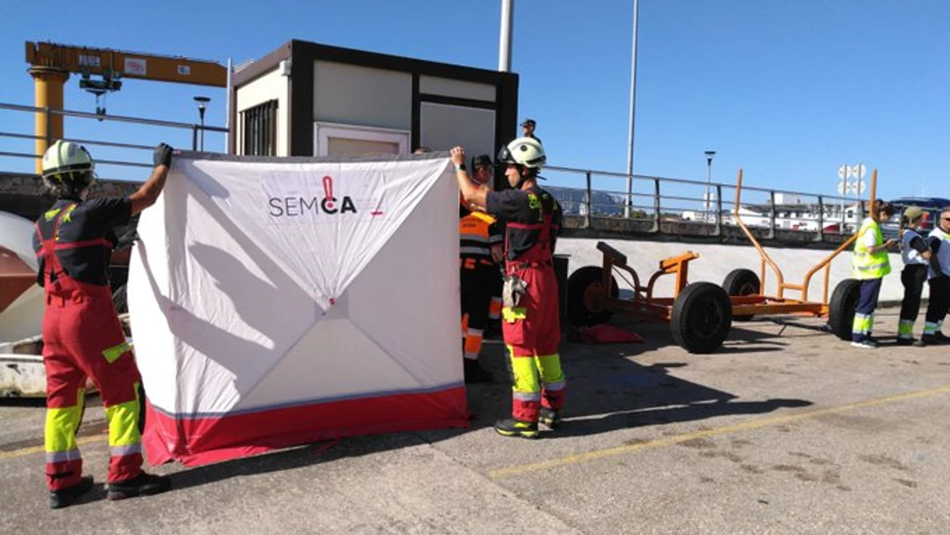 Bomberos del parque de Laredo colaboran en el rescate del cuerpo sin vida de una persona en la costa de Colindres.