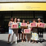 Pacientes con cáncer de mama metastásico entregan 60.000 firmas a Sanidad para pedir financiar la medicación 