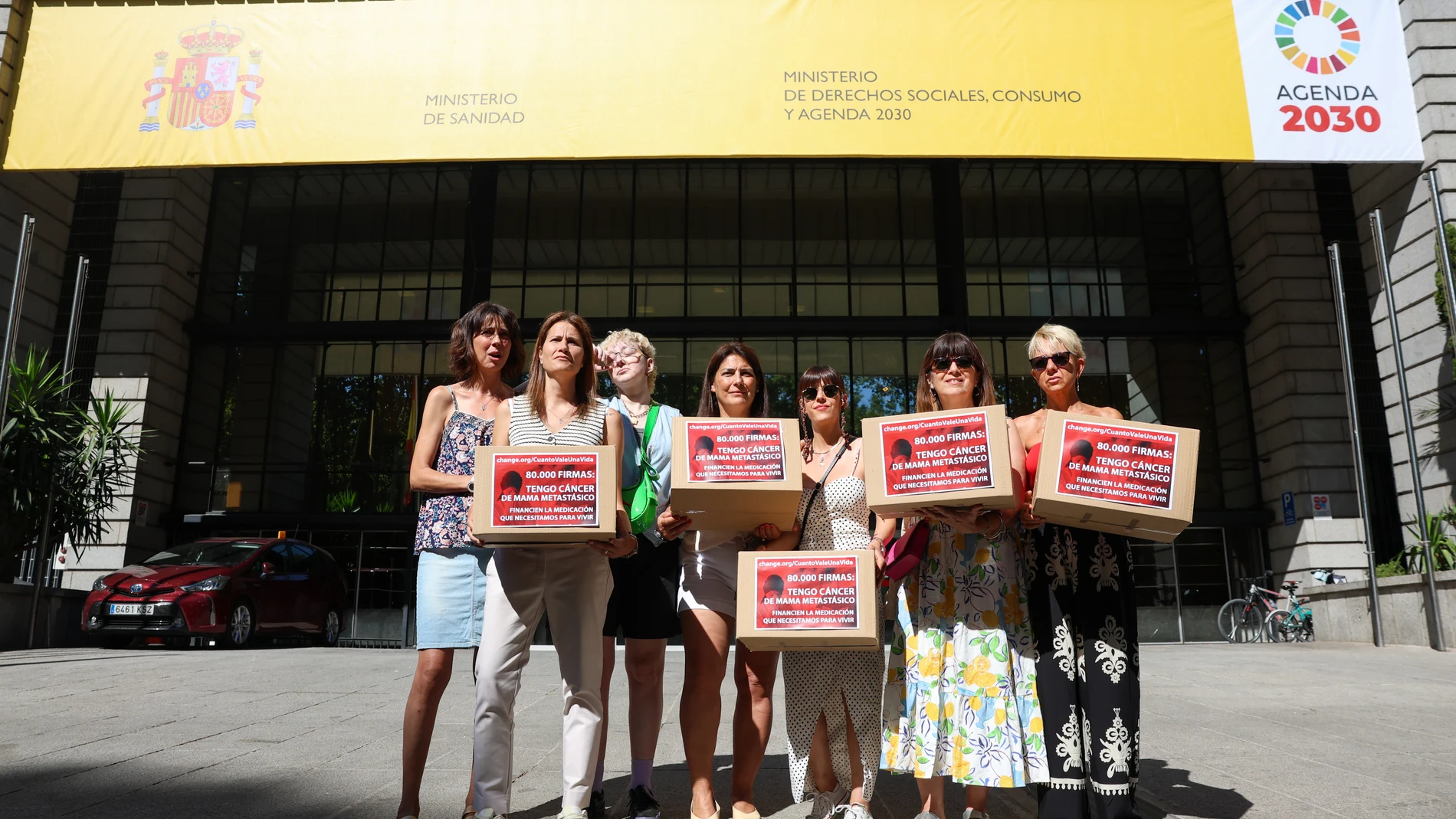 Pacientes con cáncer de mama posa con la entrega de firmas, en el Ministerio de Sanidad, a 23 de julio de 2024, en Madrid (España). Cinco pacientes con cáncer de mama metastásico han entregado hoy en el Ministerio de Sanidad las más de 60.000 firmas que reunieron en change.org en la campaña 'CuantoValeUnaVida' solicitando que la Seguridad Social financie el tratamiento que necesitan para vivir.23 JULIO 2024;MADRID;PACIENTESMarta Fernández Jara / Europa Press23/07/2024