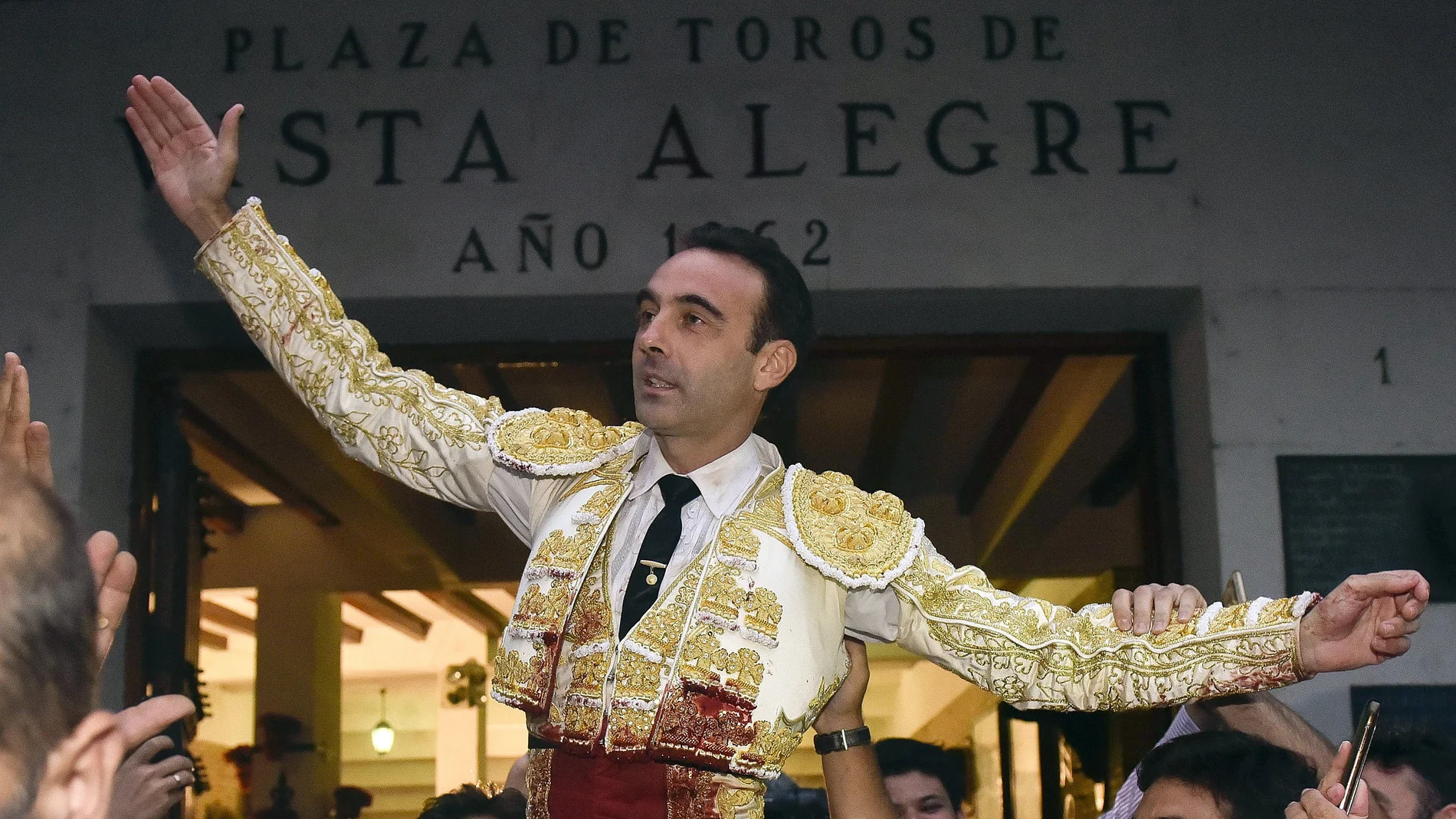 GRA388. BILBAO(BIZKAIA), 25/08/2017.- El diestro Enrique Ponce ha salido hoy por la puerta grande de la plaza de toros de Vistalegre, tras cortar dos orejas a su segundo toro durante la séptima tarde de Corridas Generales de Bilbao 2017. EFE/MIGUEL TOÑA