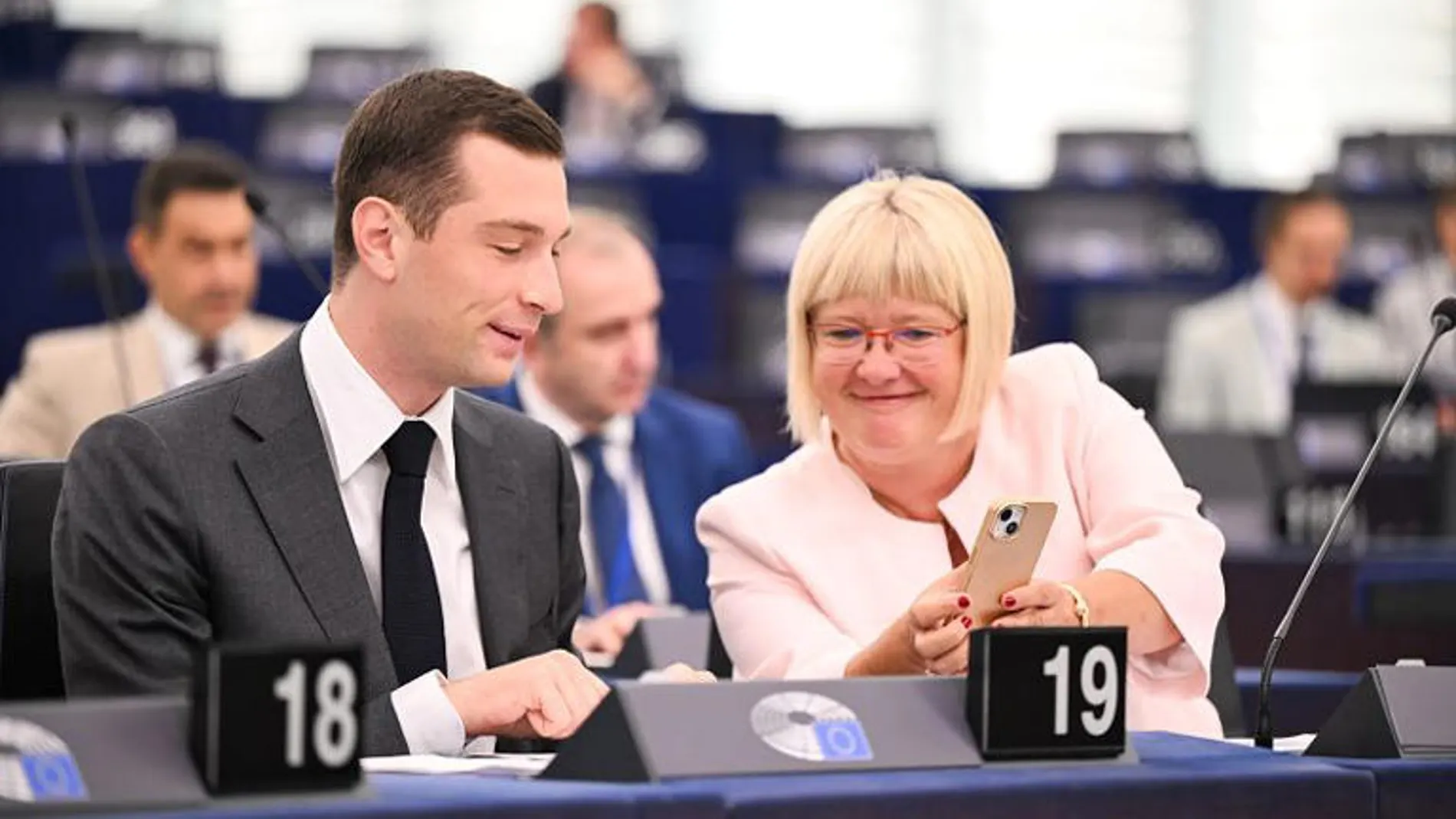 Jordan Bardella (izq.) y Kinga Gal (der.) ocupan respectivamente la presidencia y la primera vicepresidencia del grupo Patriotas por Europa