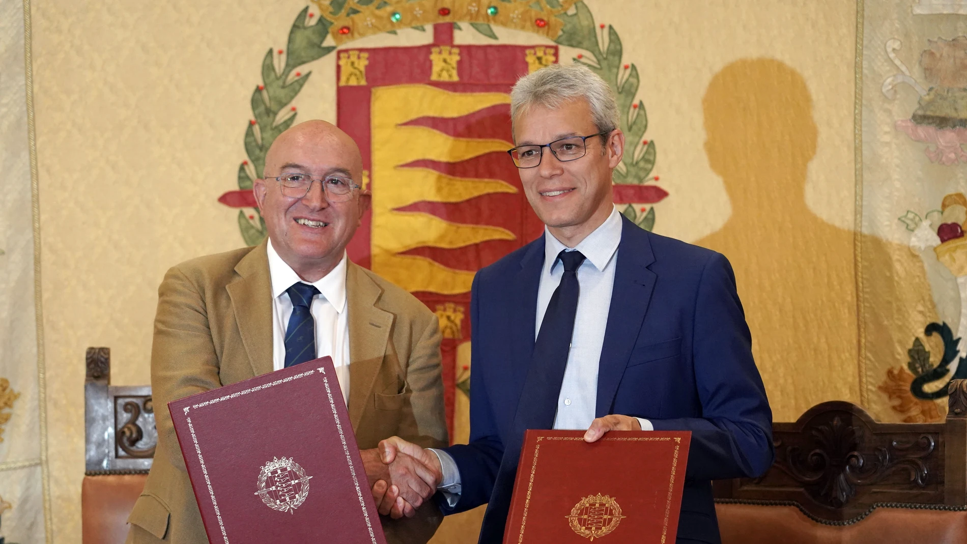 El alcalde de Valladolid, Jesús Julio Carnero, y el director de la factoría de Michelin en Valladolid, Bruno Arias, suscriben el acuerdo