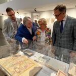 El alcalde de Salamanca, Carlos García Carbayo, y el concejal Ángel Fernández Silva e integrantes de la familia propietaria de la muestra observan algunas de las obras
