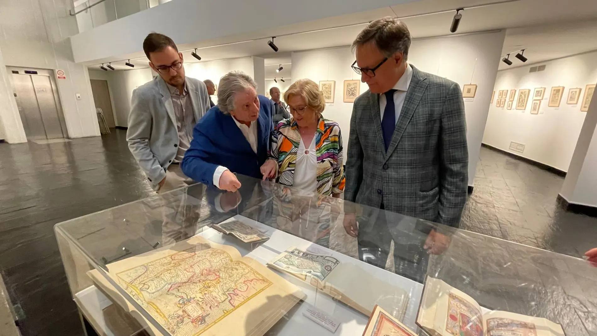 El alcalde de Salamanca, Carlos García Carbayo, y el concejal Ángel Fernández Silva e integrantes de la familia propietaria de la muestra observan algunas de las obras