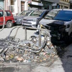 Contenedor quemado en la huelga de recogida de basura en A Coruña.