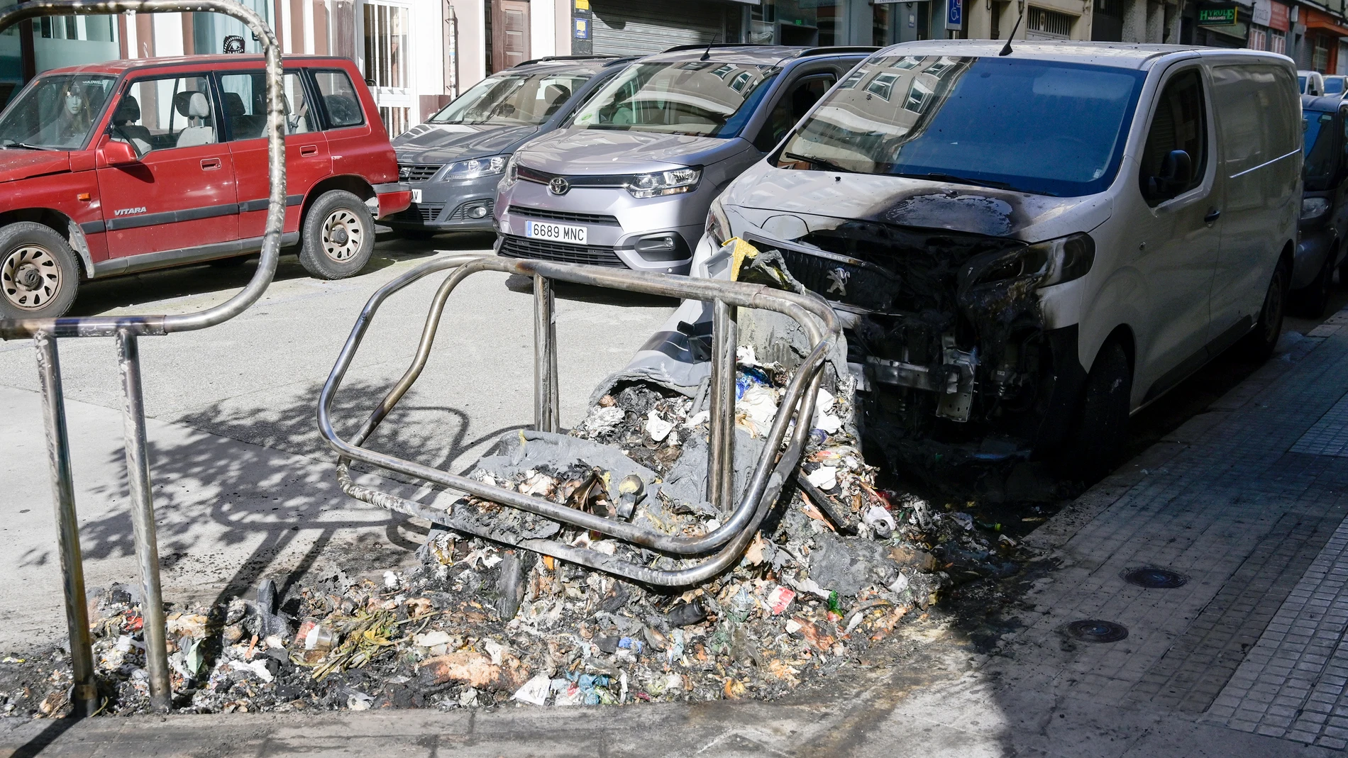 A CORUÑA, 23/07/2024.-Vista de residuos sólidos urbanos y una furgoneta quemados en una calle de A Coruña este martes después de más de un mes de huelga.-EFE/ Moncho Fuentes
