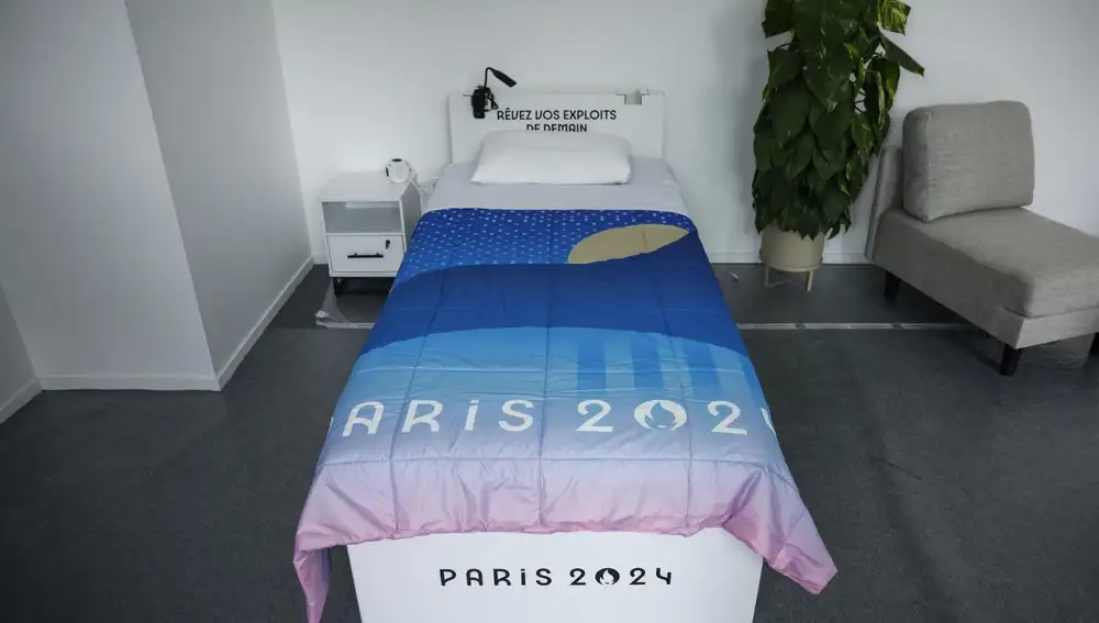 Una de las camas en la Villa Olímpica de París