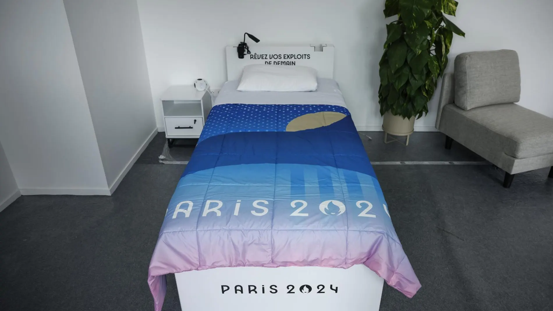 Una de las camas en la Villa Olímpica de París