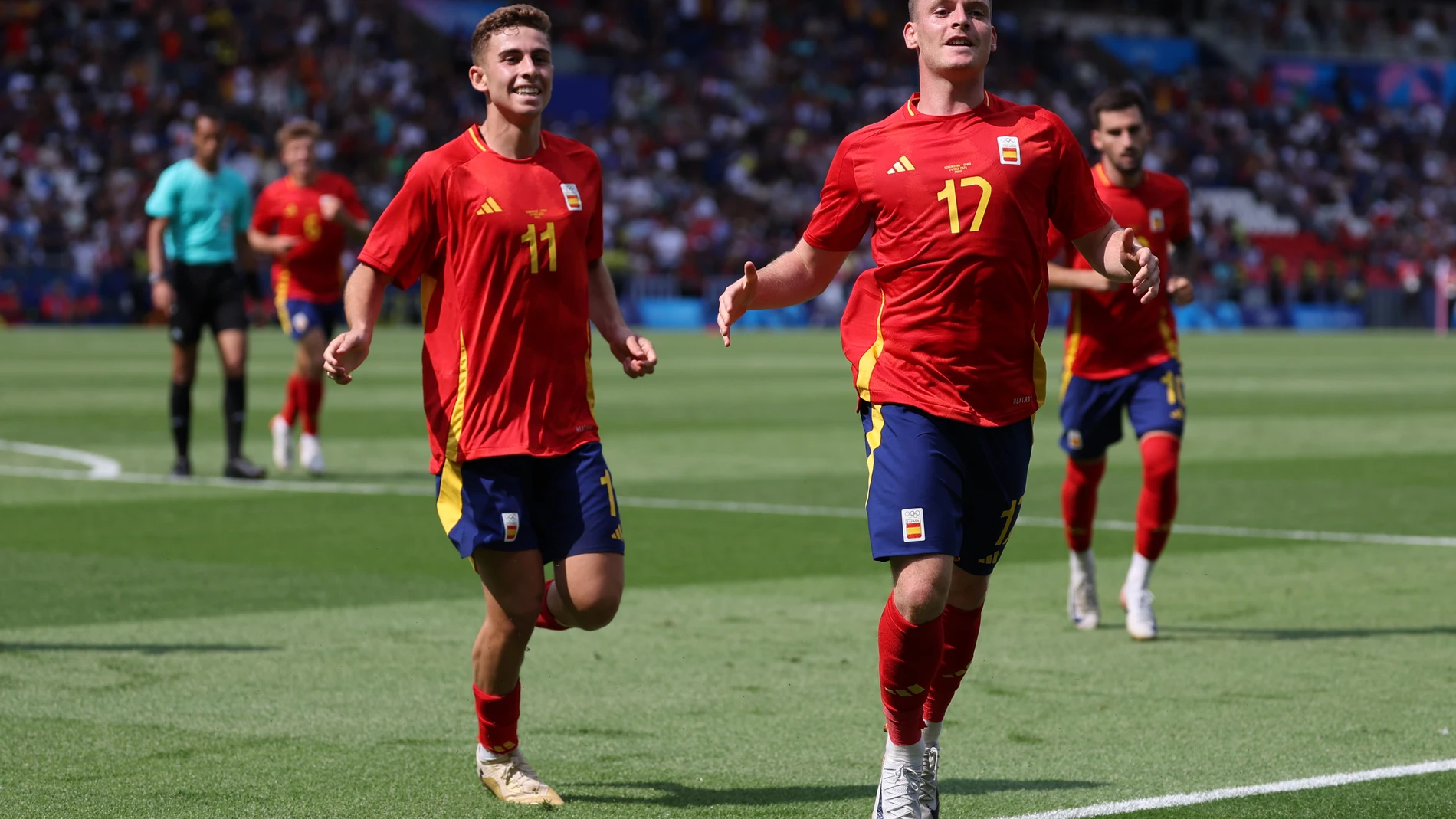 PARÍS (FRANCIA), 24/07/2024.- El centrocampista español Sergio Gómez (d) celebra tras marcar el 1-2 ante el equipo uzbeco durante el partido de la fase de grupos de los Juegos Olímpicos que España y Uzbekistán disputan este miércoles en el Parque de los Príncipes de París. EFE/ Miguel Gutiérrez