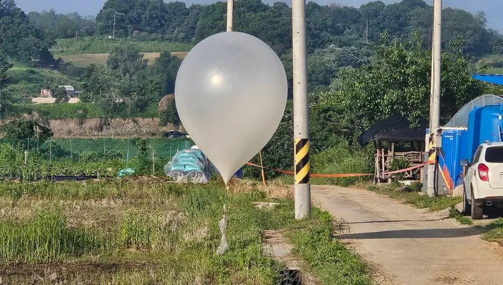 Corea.- Un globo con basura enviado por Corea del Norte cae en el recinto de la Oficina Presidencial surcoreana