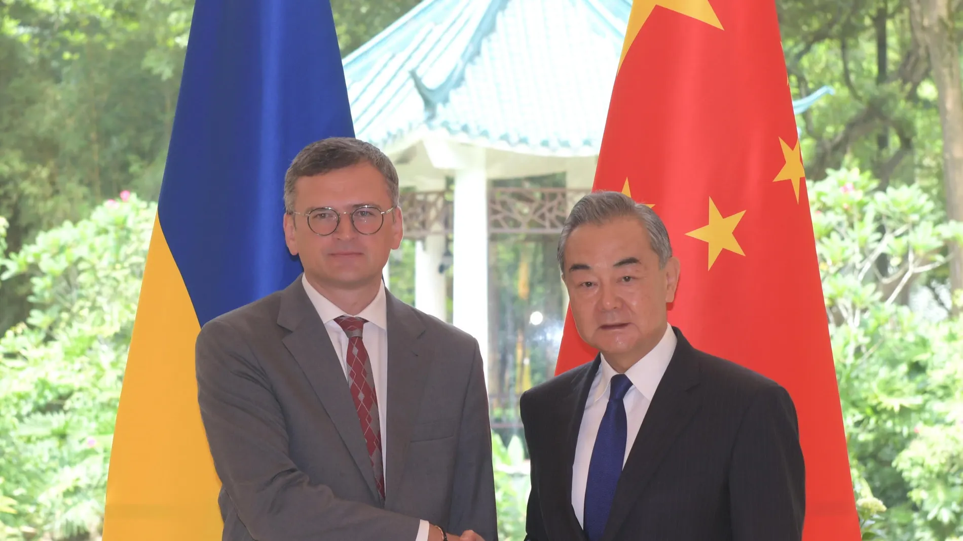 Guangzhou (China), 24/07/2024.- Chinese Foreign Minister Wang Yi (R), also a member of the Political Bureau of the Communist Party of China Central Committee, shake hands with Ukrainian Foreign Minister Dmytro Kuleba (L) during a meeting in Guangzhou, south China's Guangdong Province, 24 July 2024. (Ucrania) EFE/EPA/XINHUA / LU HANXIN CHINA OUT / UK AND IRELAND OUT / MANDATORY CREDIT EDITORIAL USE ONLY